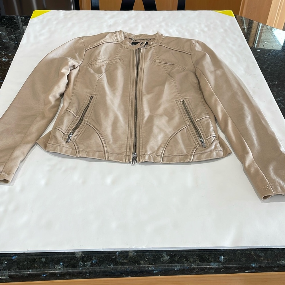 Express woman’s jacket in excellent condition. Size medium.